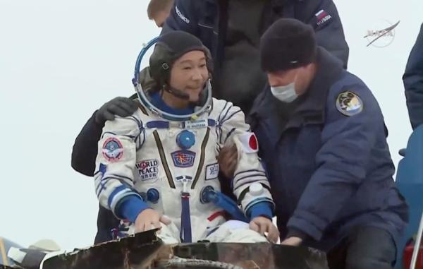 میلیاردر ژاپنی پس از 12 روز تجربه فضایی به زمین بازگشت